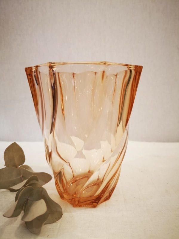 Magnifique vase chiné en verre rose. On aime son côté pratique et décoratif. Dimensions : Hauteur 13 cm, diamètre 10 cm coloris : Rose
