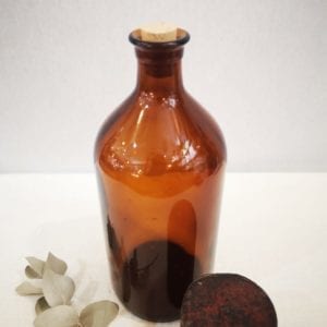 Ce flacon ancien de Pharmacie, en verre ambré, peut être utilisé en décoration ou comme soliflore. Il viendra mettre une touche de charme à votre intérieur.