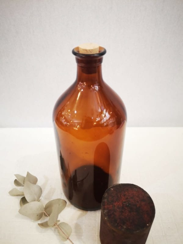 Ce flacon ancien de Pharmacie, en verre ambré, peut être utilisé en décoration ou comme soliflore. Il viendra mettre une touche de charme à votre intérieur.
