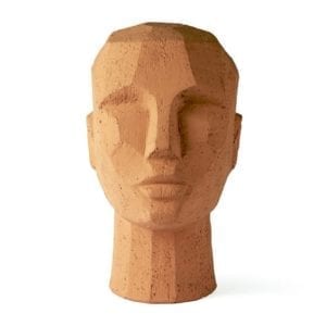 Cette sculpture d’une tête abstraite est fabriquée à partir d’argile rouge non émaillée (terre cuite), qui s’adaptera facilement à votre décoration.