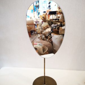 Le miroir Berry à poser est aussi pratique que décoratif. Son support vous permet de le poser sur une table de chevet, un bureau, une coiffeuse ou une table.