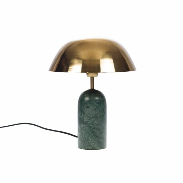 Lampe moderne et vintage. Son pied en marbre vert aux motifs naturels contraste avec un abat-jour en laiton doré au fini brillant