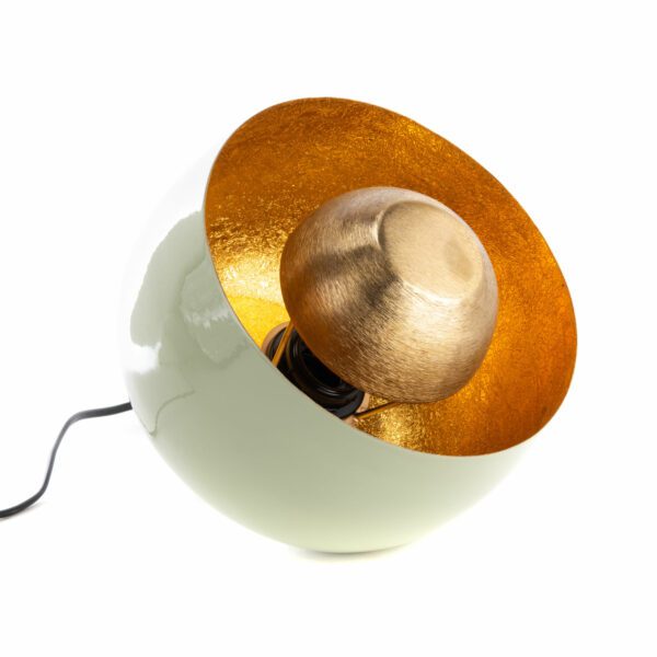 Lampe de sol moderne en forme de demi-sphère : extérieur vert, intérieur doré