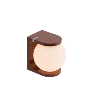 Lampe de bureau PLAT Coffee Brown, au design cubique et minimaliste, avec une boule lumineuse en verre opale et une base plate pour chargement sans fil.
