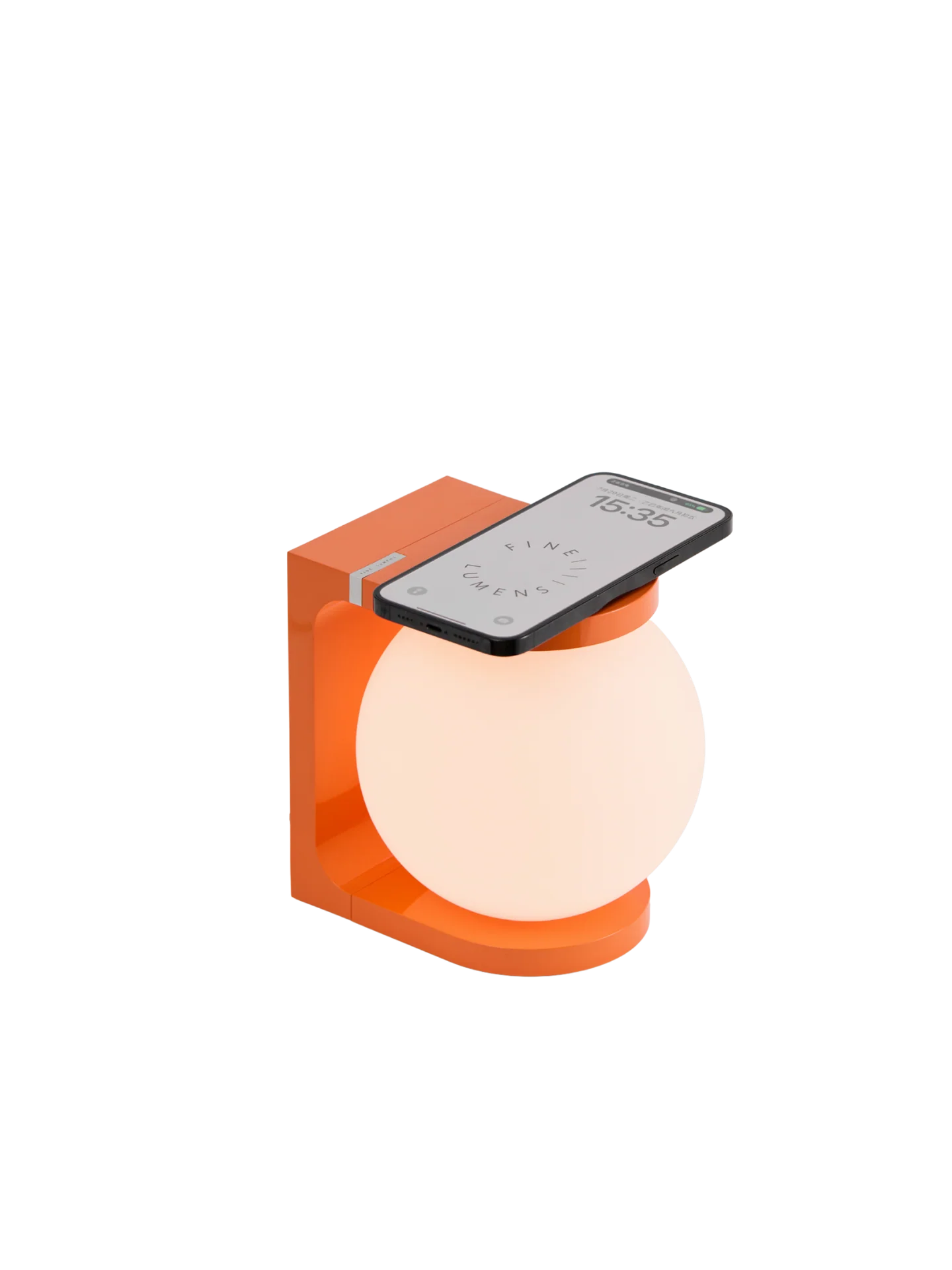Lampe de bureau PLAT Flame Orange, au design cubique et minimaliste, avec une boule lumineuse en verre opale et une base plate pour chargement sans fil.