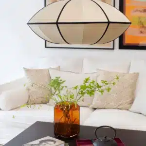 Suspension UFO design en soie blanc cassé avec rubans noir, forme ovale contemporaine