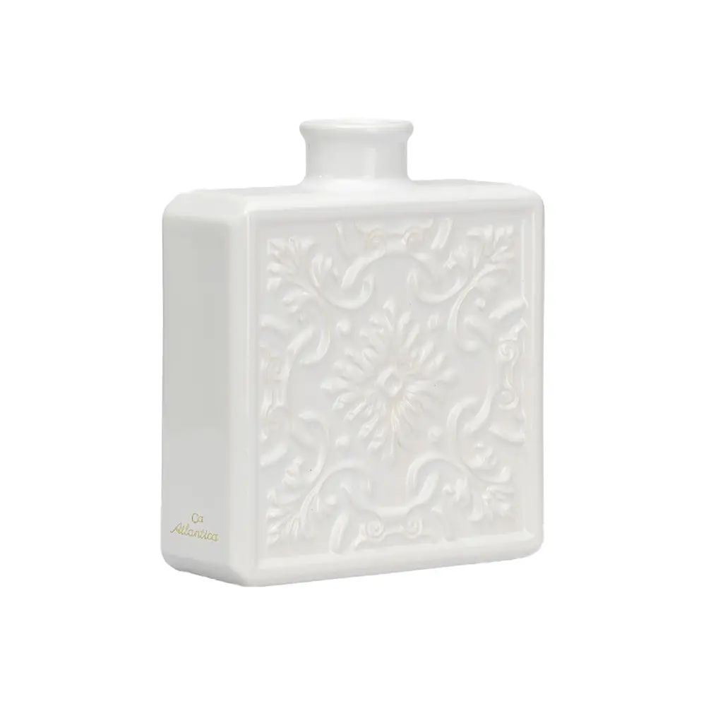 Un grand vase AZULEJO blanc en céramique portugaise au design rectangulaire épuré avec motifs baroques en relief.