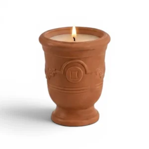 Bougie parfumée ambre automne, dans un contenant ambré pot d'anduze sur fond blanc