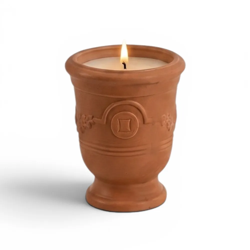 Bougie parfumée ambre automne, dans un contenant ambré pot d'anduze sur fond blanc
