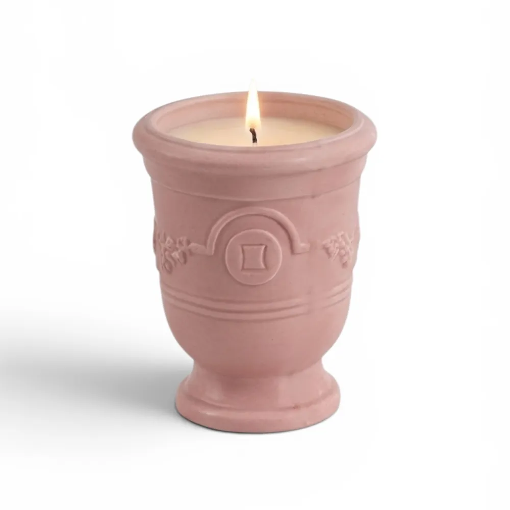 Bougie parfumée figue & herbes sauvages, dans un contenant rose pot d'anduze sur fond blanc
