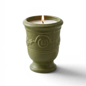 Bougie parfumée frangipanier, dans un contenant vert olive pot d'anduze sur fond blanc