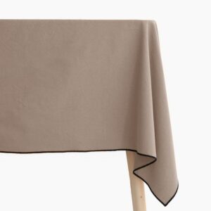 Nappe Hono chanvre posée sur une table, sur fond blanc