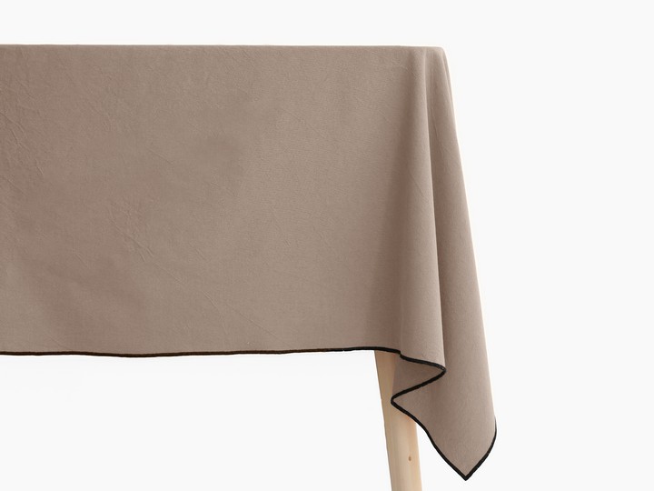 Nappe Hono chanvre posée sur une table, sur fond blanc