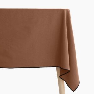 Nappe HONO Cognac posée sur une table, sur fond blanc