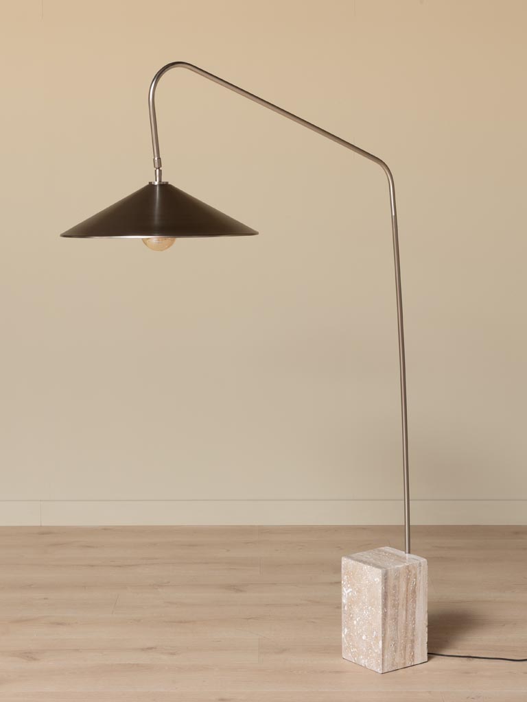 Lampadaire Kromis en arc orientable, base en travertin et structure en métal chromé