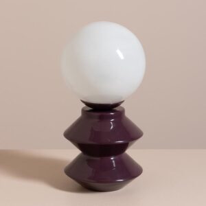 Lampe ZOU Violette en métal et globe en verre opalin